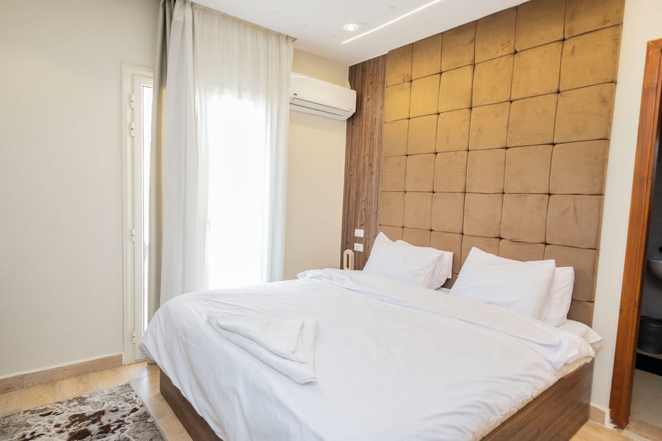 Free minibar, desk, free WiFi