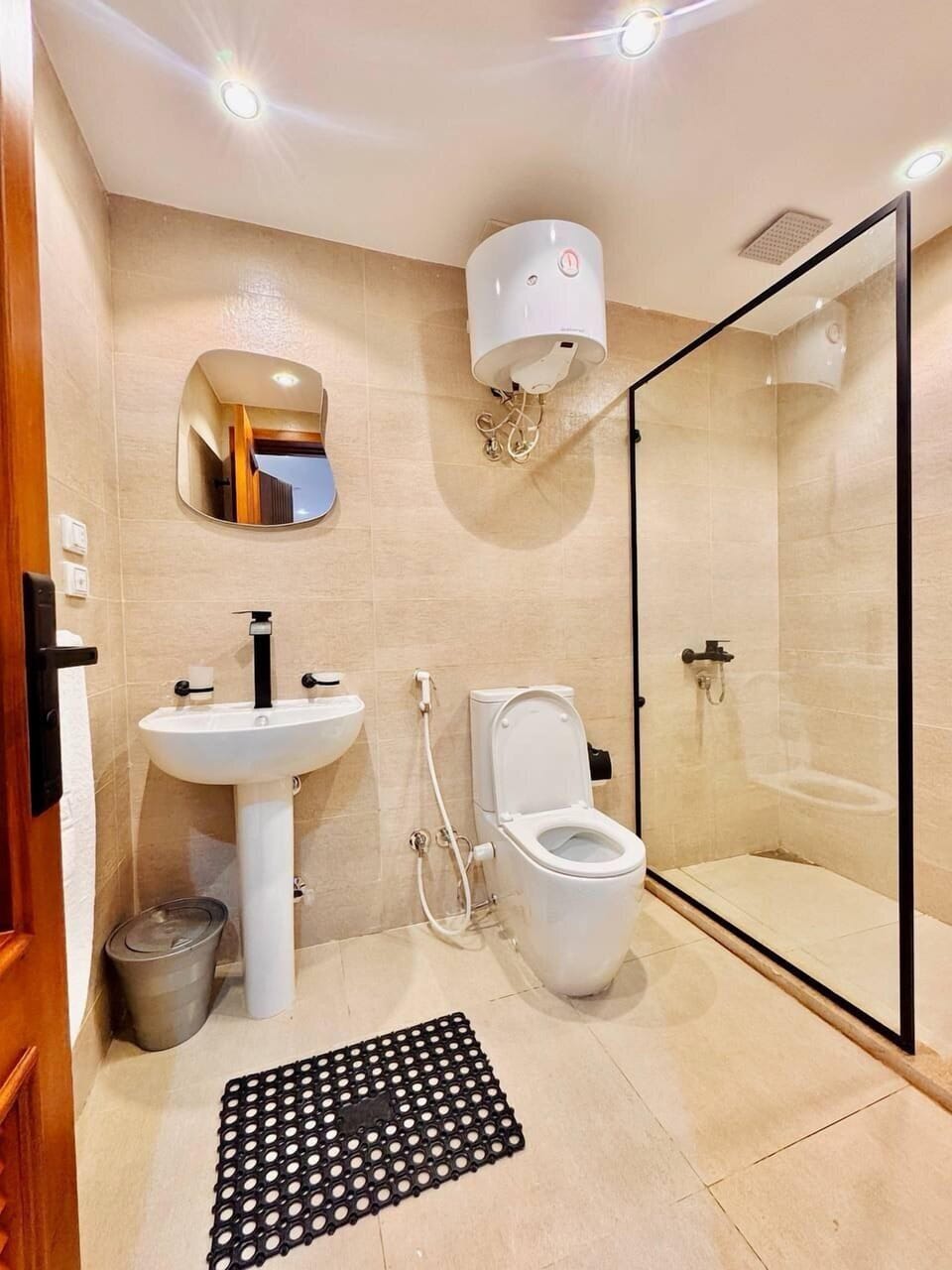 Combined shower/tub, free toiletries, hair dryer, slippers