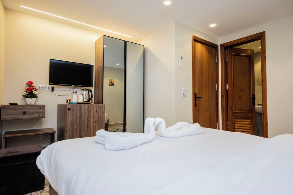 Free minibar, desk, free WiFi