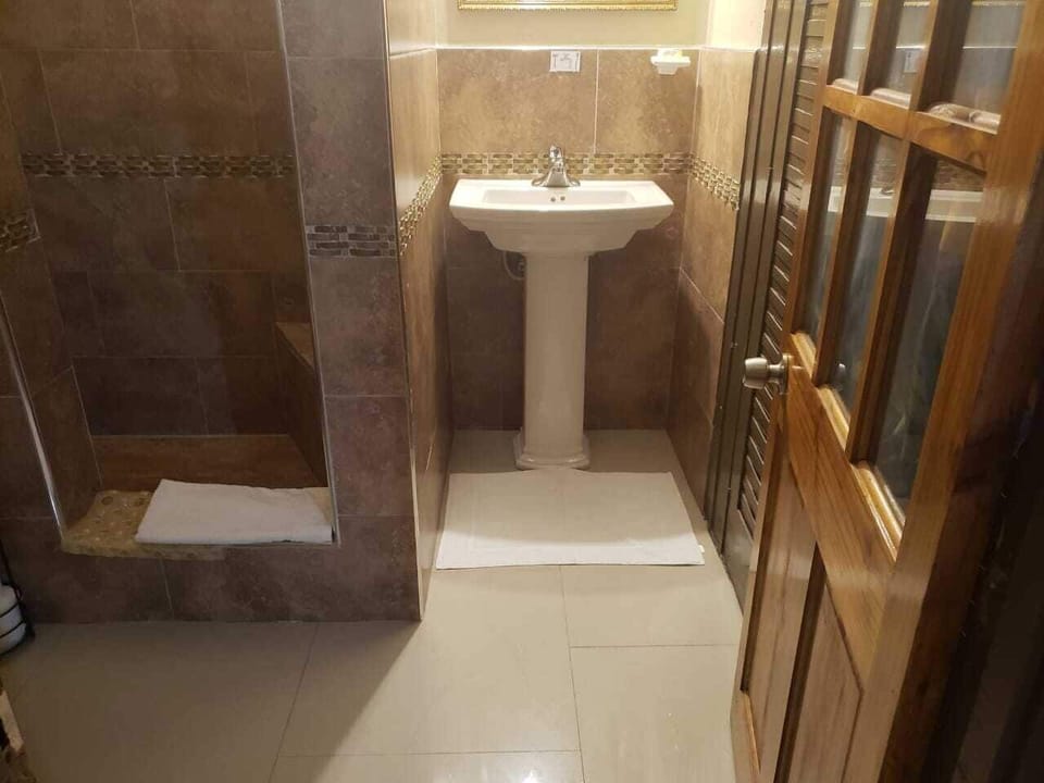 Deluxe Double Room, Garden View | Bathroom | Shower, towels, soap, shampoo