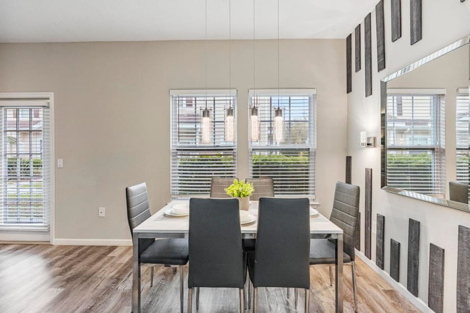 House | 4 bedrooms, desk