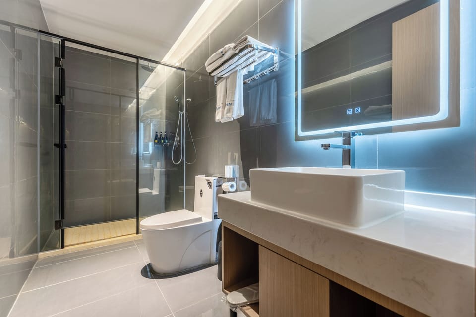 Premium Suite, 2 Double Beds, Ensuite | Bathroom | Shower, free toiletries, hair dryer, slippers