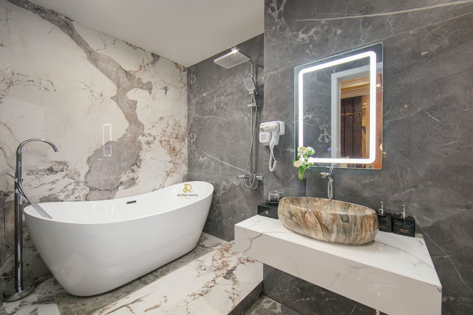Luxury Room | Bathroom | Shower, free toiletries, hair dryer, towels