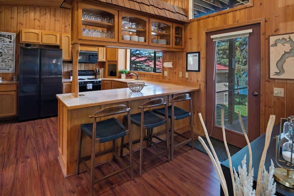  Main kitchen with beautiful lake views