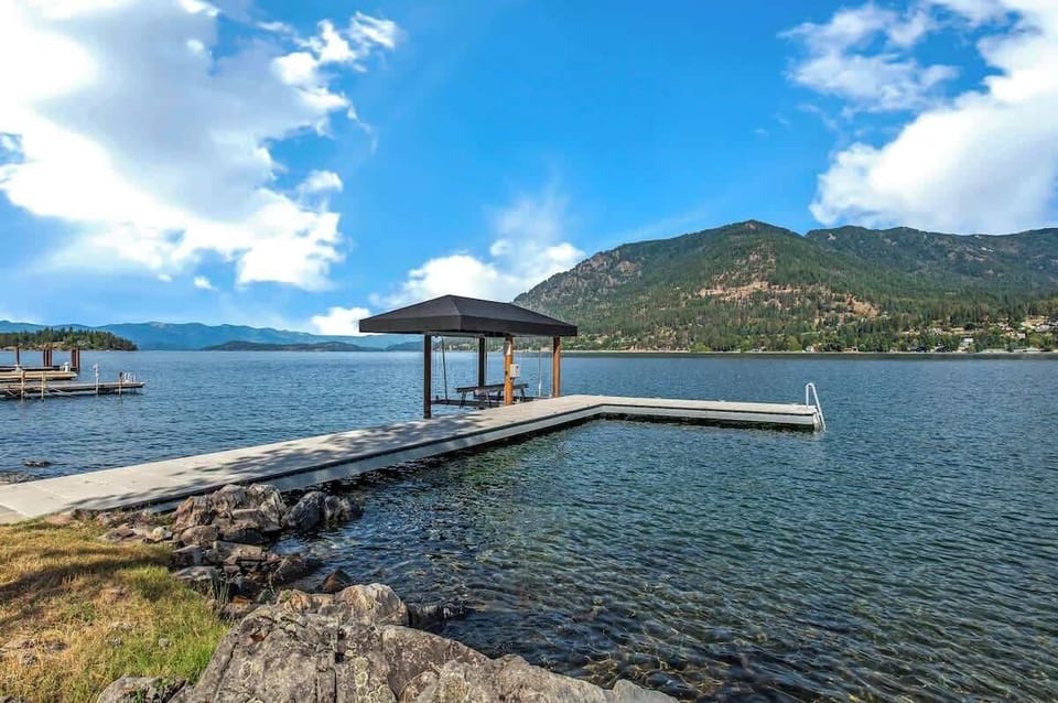 Dock with boat lift 