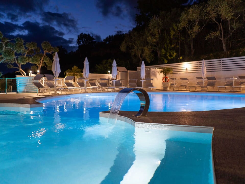 Water, Sky, Swimming Pool, Property, Tree, Outdoor Furniture, Aqua, Leisure, Umbrella