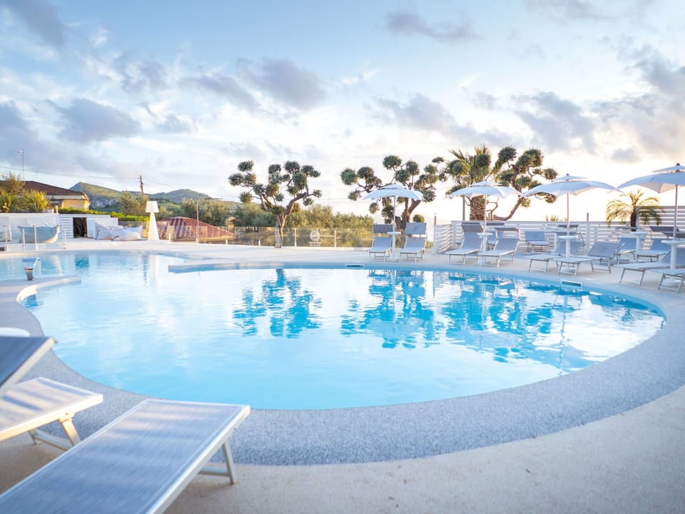 Water, Sky, Swimming Pool, Property, Tree, Outdoor Furniture, Aqua, Leisure, Umbrella
