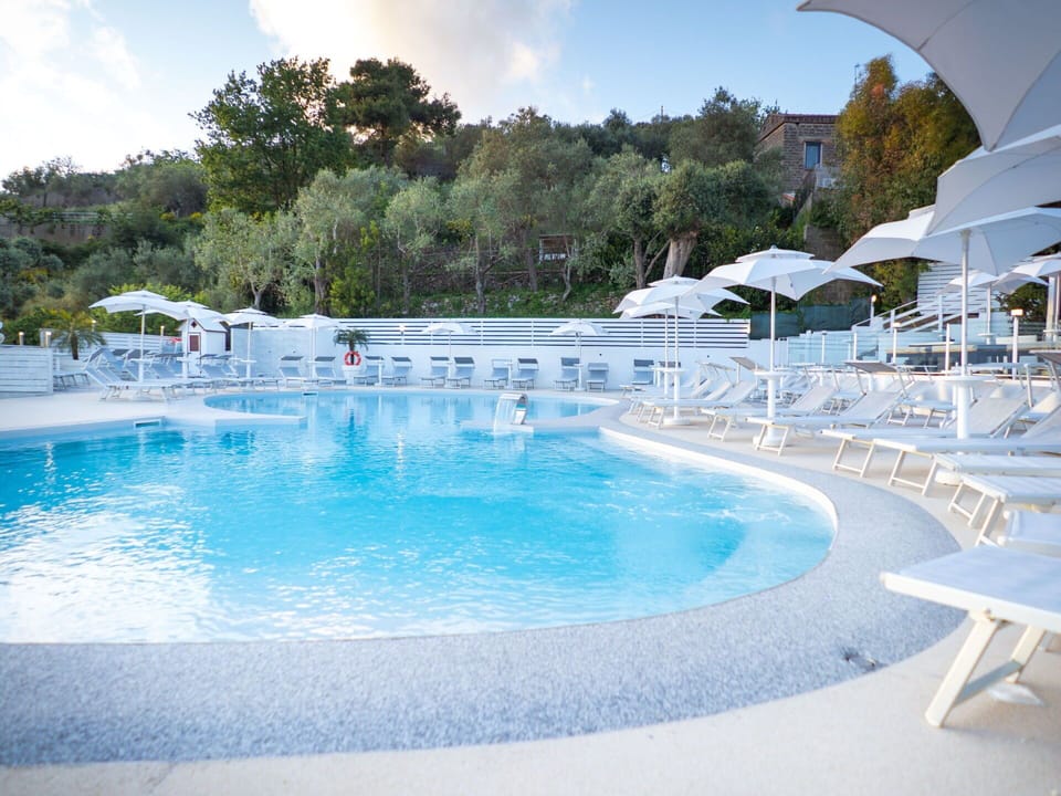 Water, Sky, Swimming Pool, Property, Tree, Outdoor Furniture, Aqua, Leisure, Umbrella