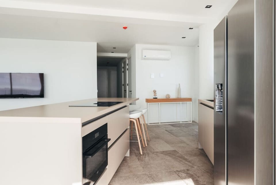 With a sleek, contemporary design, the kitchen comes fully equipped with state-of-the-art appliances, making it ideal for preparing anything from a simple breakfast or quick snack to a gourmet 3-course dinner.