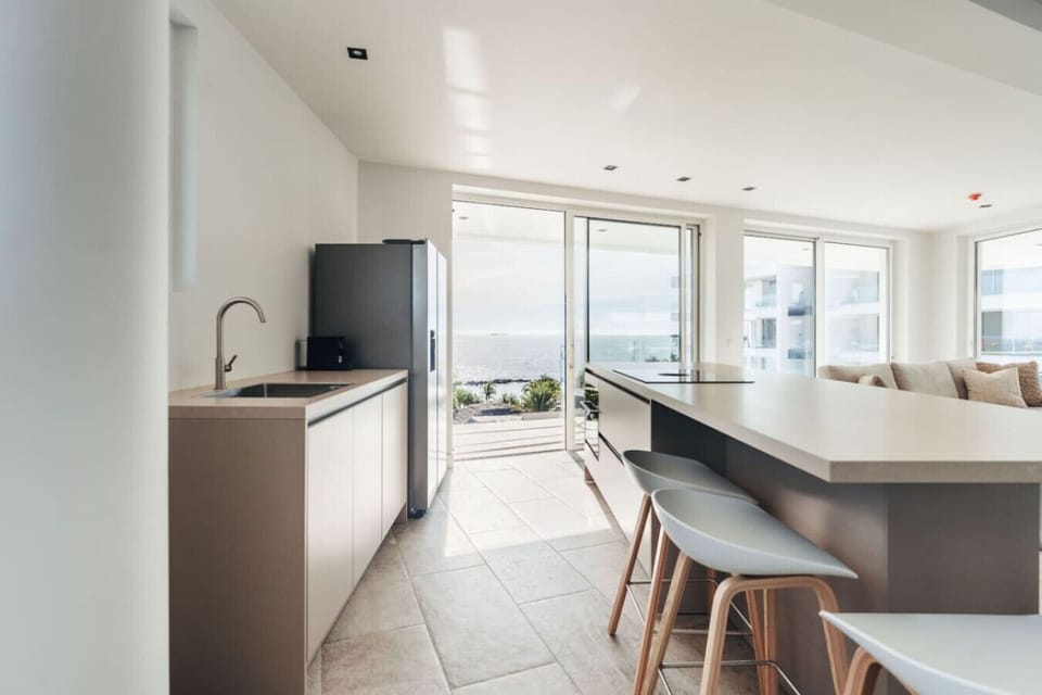 With a sleek, contemporary design, the kitchen comes fully equipped with state-of-the-art appliances, making it ideal for preparing anything from a simple breakfast or quick snack to a gourmet 3-course dinner.