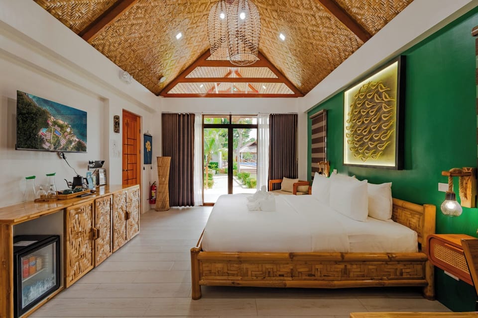 Standard Room | Pillowtop beds, minibar, in-room safe, blackout drapes