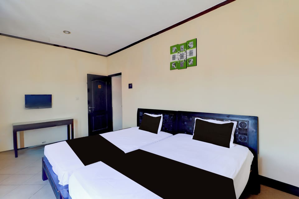 Premium bedding, laptop workspace, WiFi (free), bed sheets