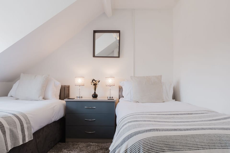 Licata's Apartment Bedroom 2 - StayCotswold