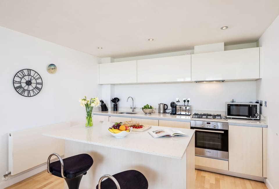 Surfside 34 Zinc, Newquay: Enjoy leisurely dining at the breakfast bar