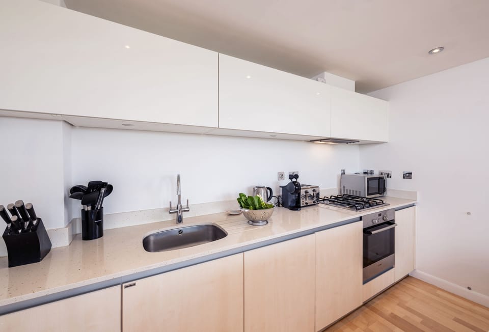 Surfside 34 Zinc, Newquay: The superbly equipped kitchen