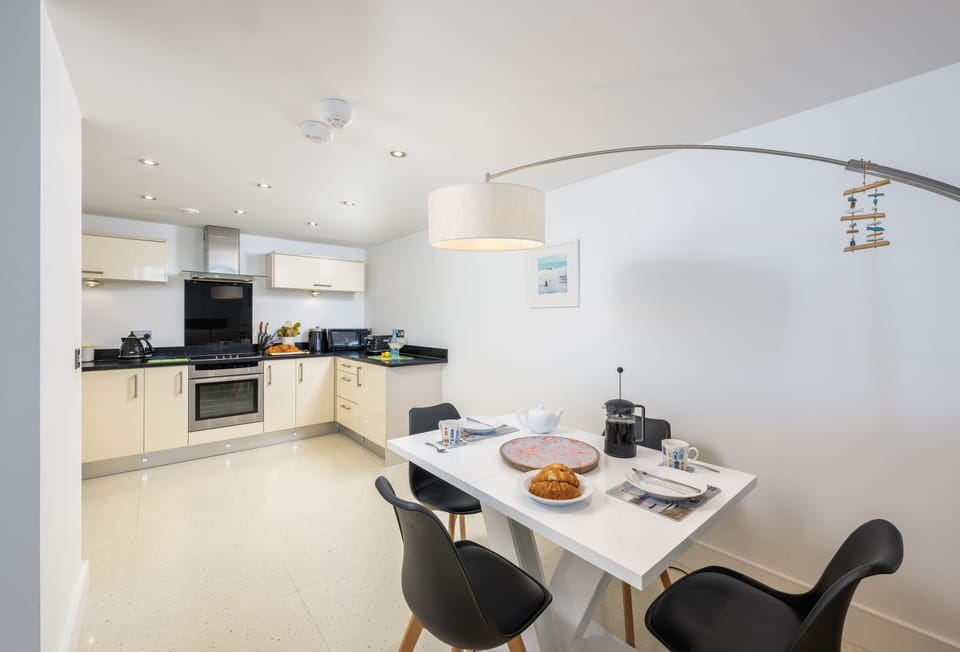 25 Rocklands, Newquay: The open-plan design creates a bright, airy atmosphere, combining a sitting room, fully equipped kitchen, and dining area