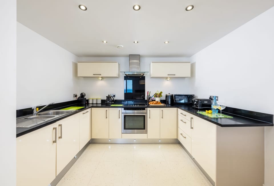25 Rocklands, Newquay: The superbly equipped kitchen