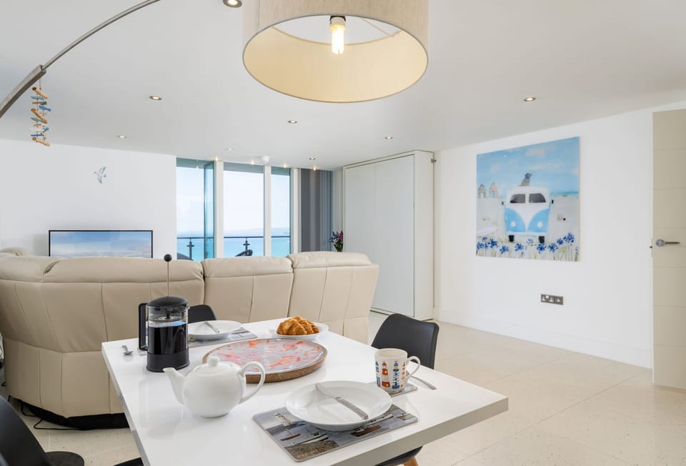25 Rocklands, Newquay: Dining table with seating for four guests