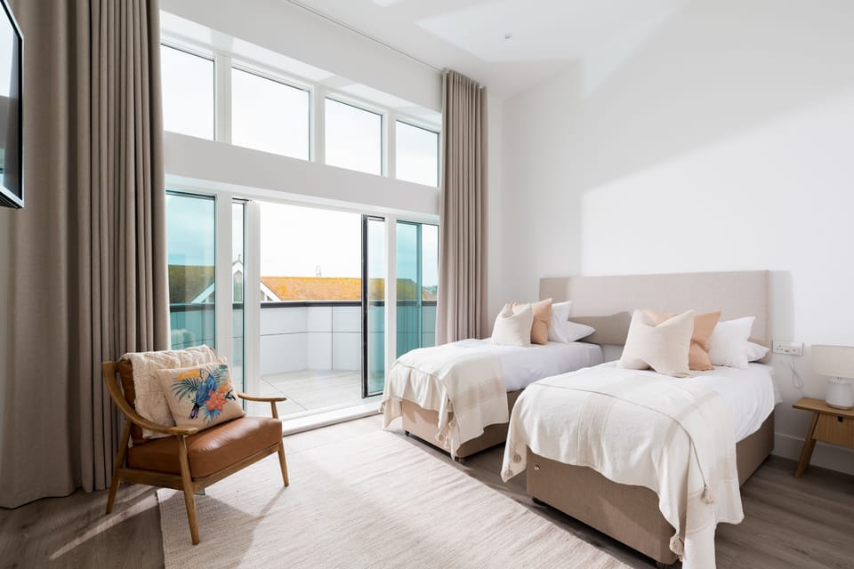 26 Cliff Edge Penthouse, Newquay: Bedroom two houses comfortable twin single beds (can be converted to a king-size bed, on request)