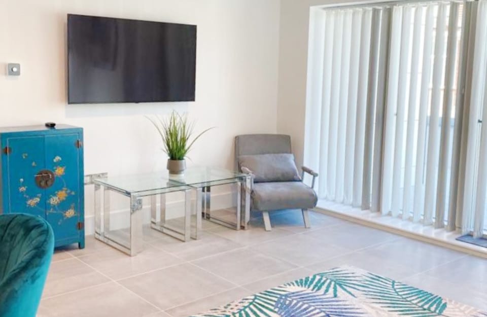 28â€¯Cliffâ€¯Edge in Newquay. Open plan area has a modern smart TV