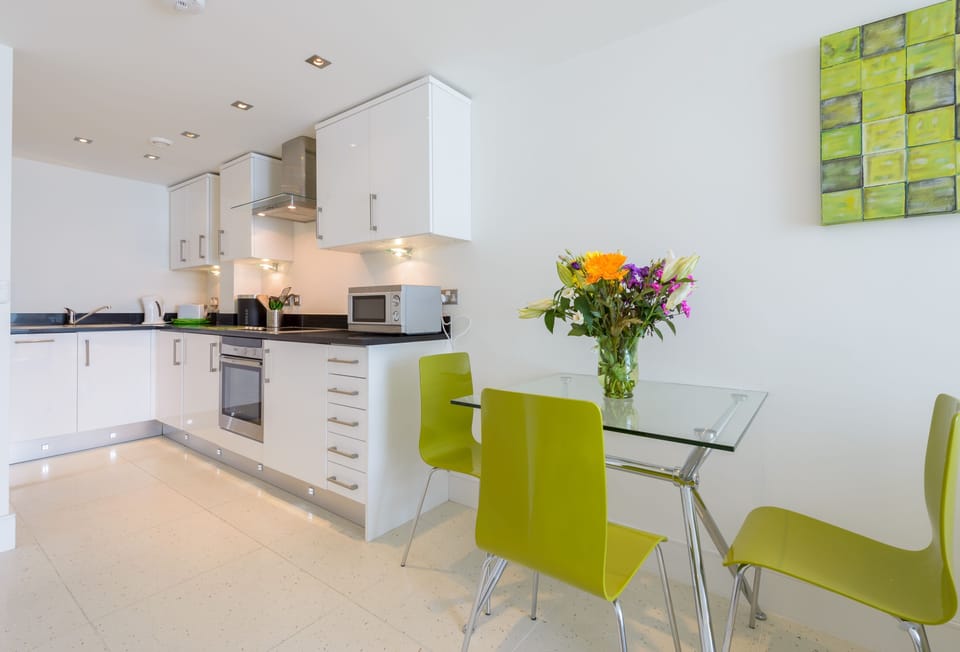 28 Rocklands, Newquay. The ideal spot to enjoy breakfast with a sea view