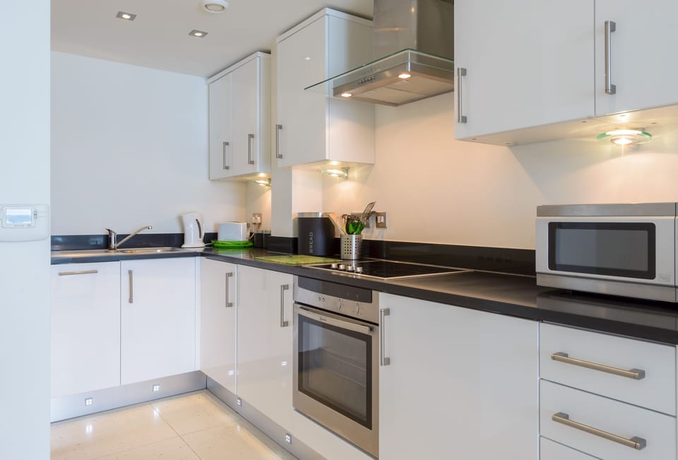 28 Rocklands, Newquay. Well-equipped kitchen.