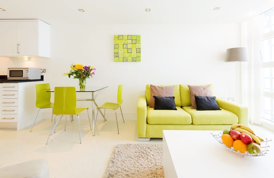 28 Rocklands, Newquay: The spacious open-plan living area is flooded with natural light