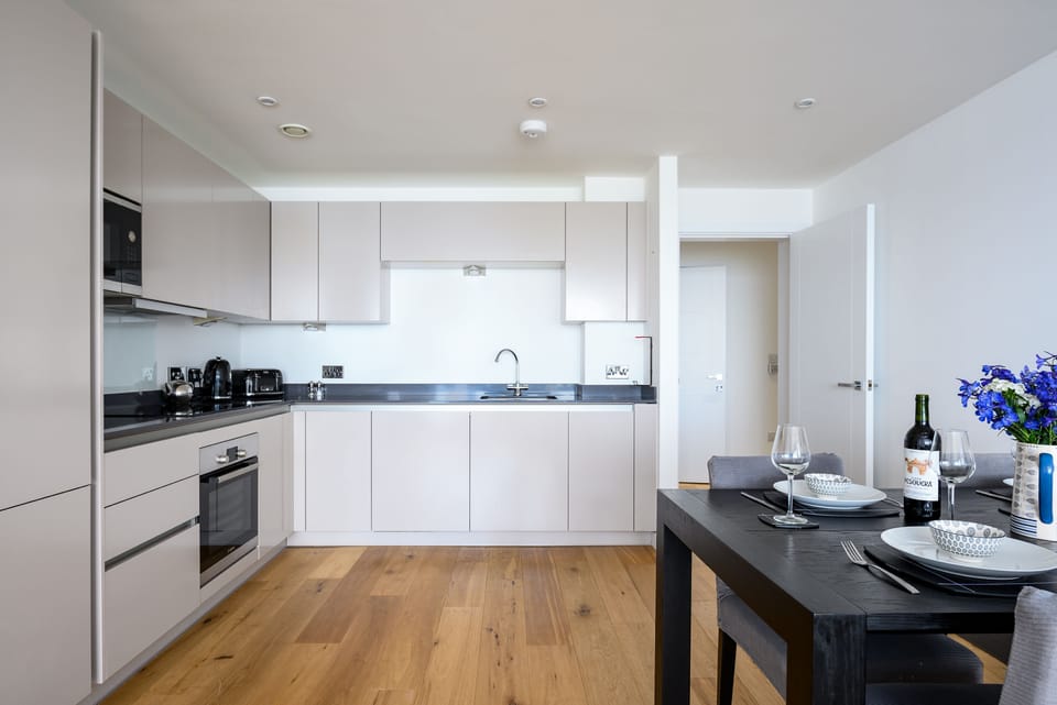 32 One Lusty Glaze, Newquay: Kitchen with electric oven and hob, microwave, fridge/freezer, dishwasher and Espresso machine