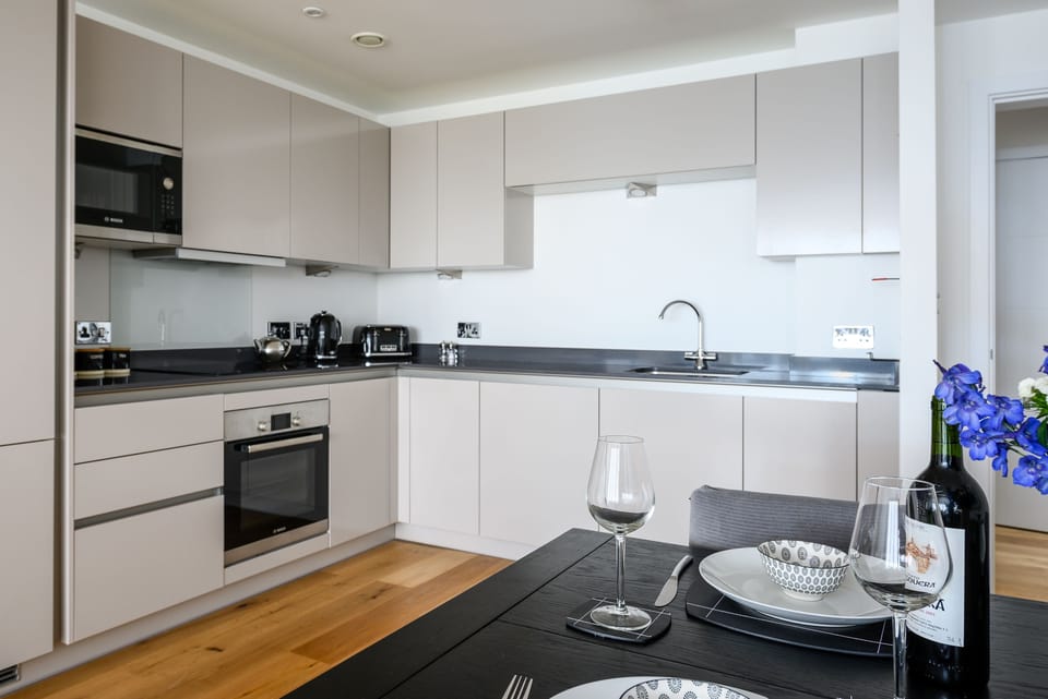 32 One Lusty Glaze, Newquay: Dining table with seating for up to six guests