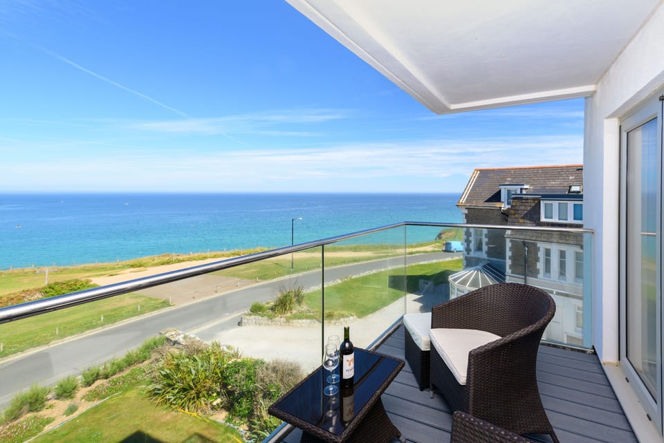 32 One Lusty Glaze, Newquay: The balcony is just the spot for your morning coffee or afternoon tipple