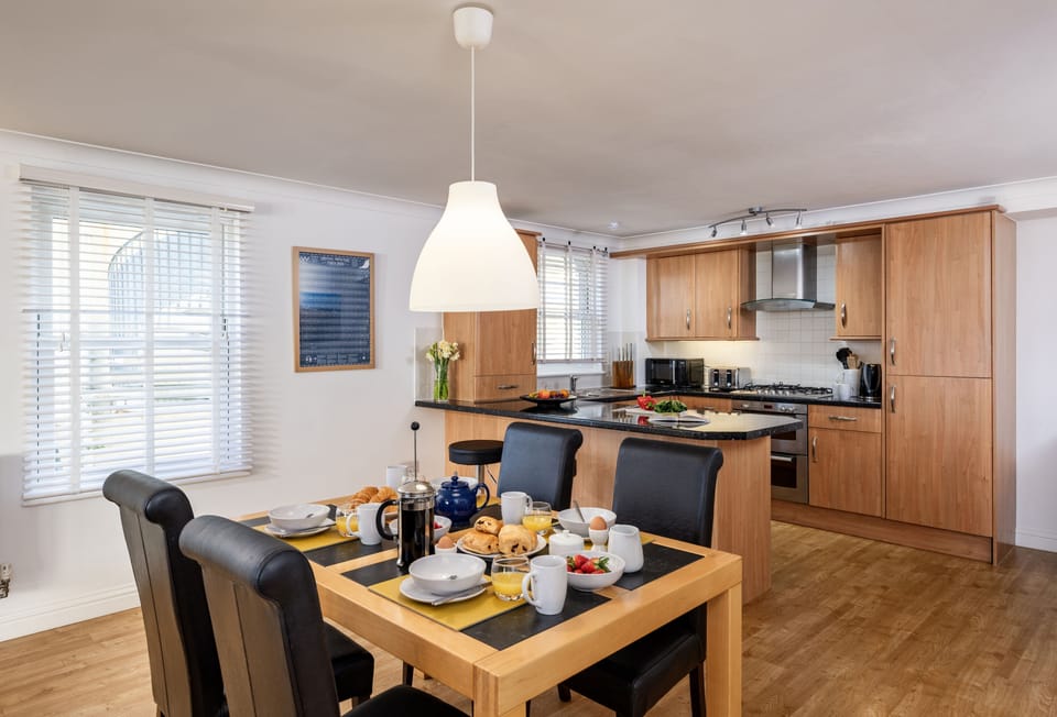 8 Spinnakers, Newquay: Dining table with seating for four guests