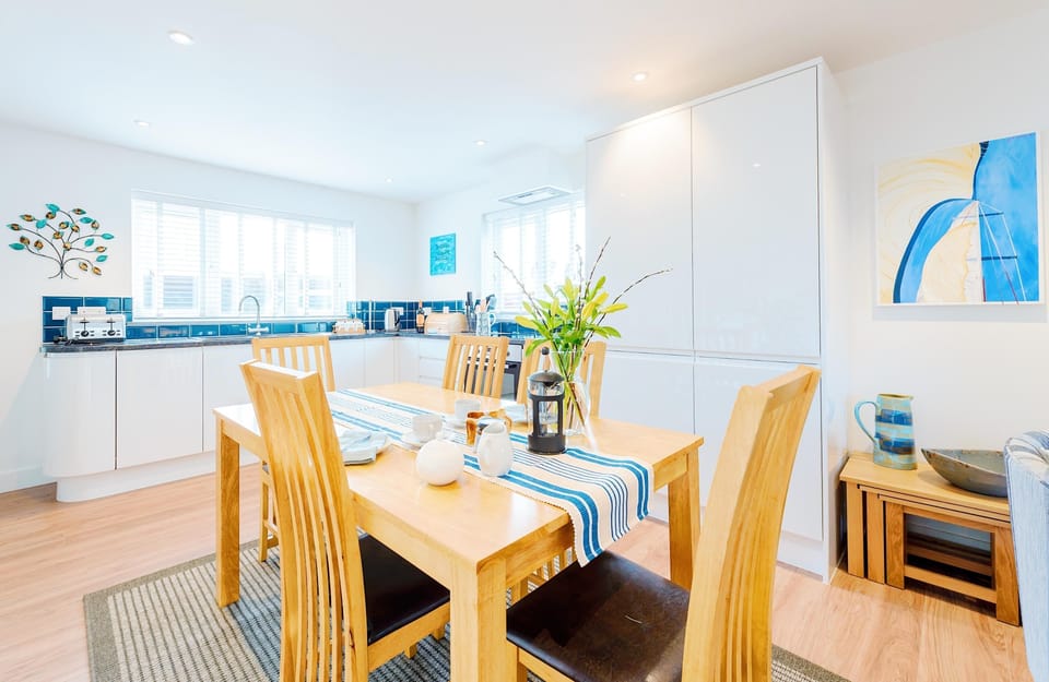 Fistral Palms 2, Newquay: Dine as a family around the lovely table