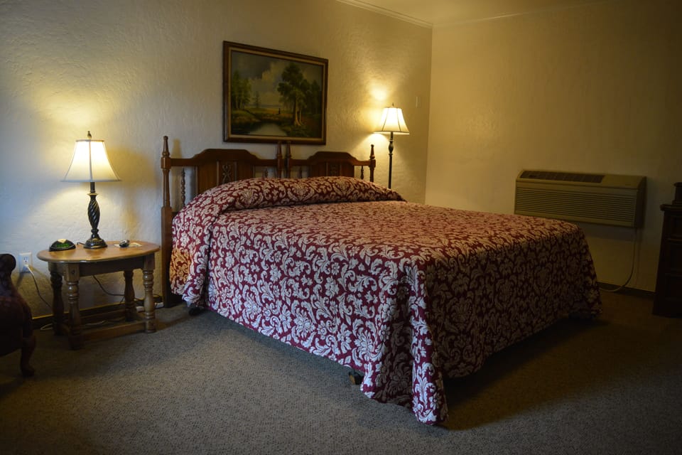 Deluxe Room, 1 King Bed | Desk, WiFi (free), bed sheets