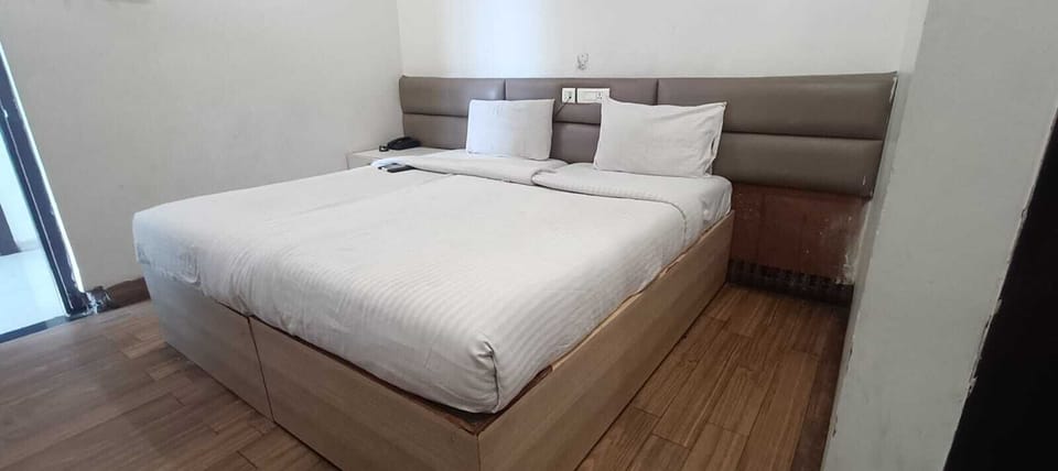 Deluxe Double Room, City View | Desk, free WiFi