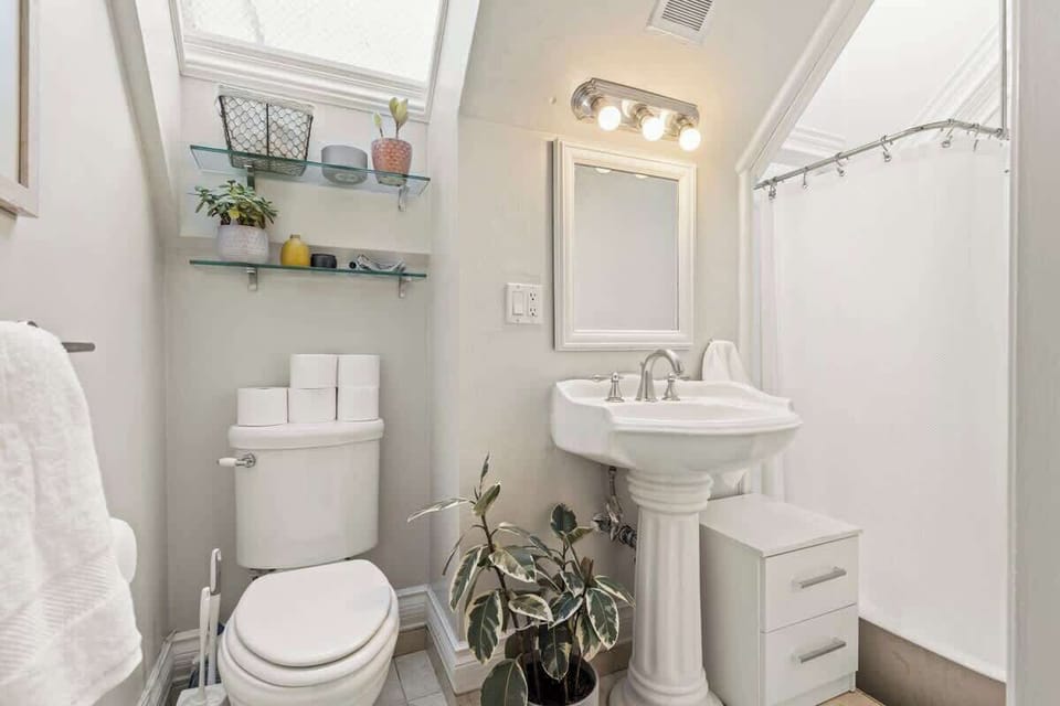 Bright bathroom with modern finishes.