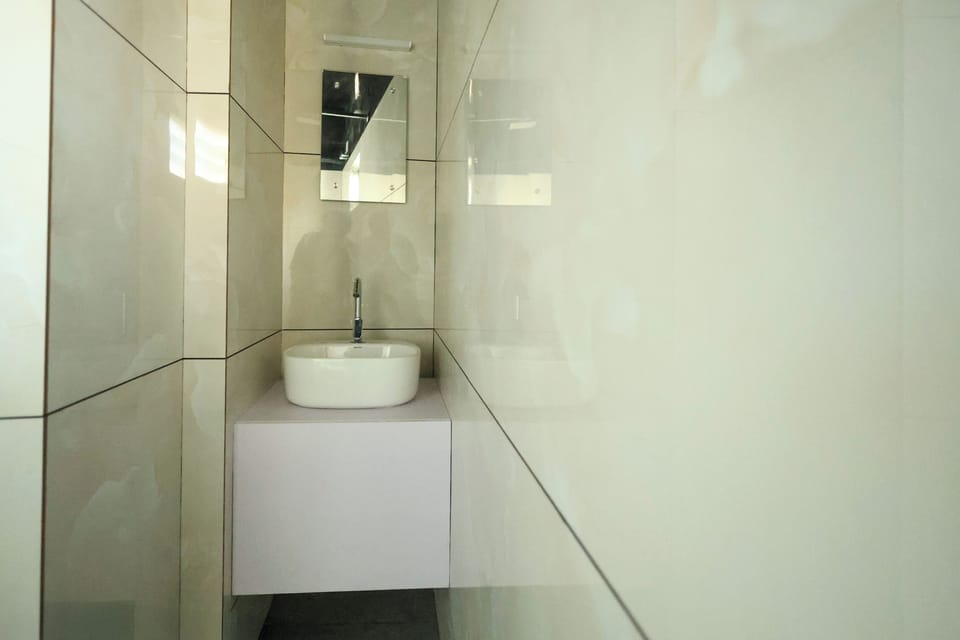 Premium Triple Room, Balcony | Bathroom | Towels, soap, shampoo, toilet paper