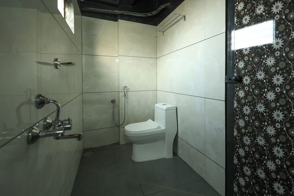 Premium Triple Room, Balcony | Bathroom | Towels, soap, shampoo, toilet paper