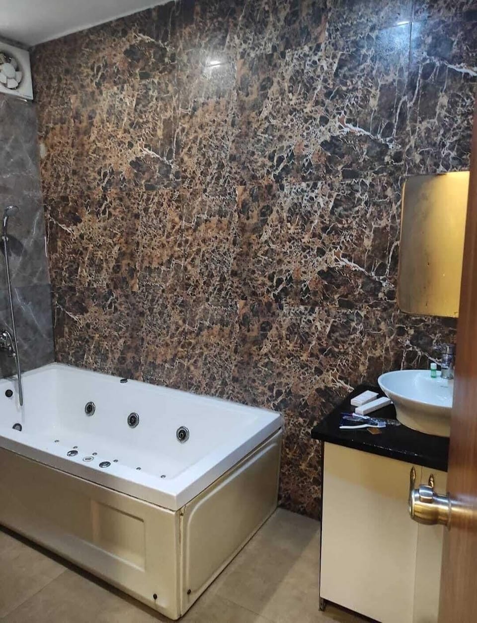 Basic Room | Bathroom | Free toiletries, hair dryer, towels, soap