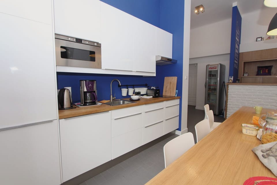 Full-size fridge, microwave, stovetop, toaster oven