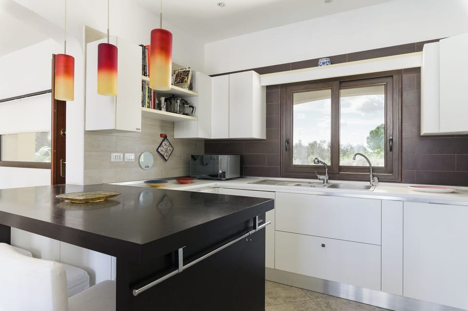 Deluxe Villa, Pool View | Private kitchen