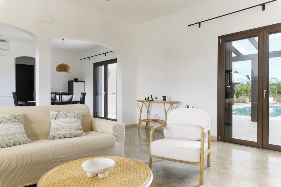Deluxe Villa, Pool View | Living area