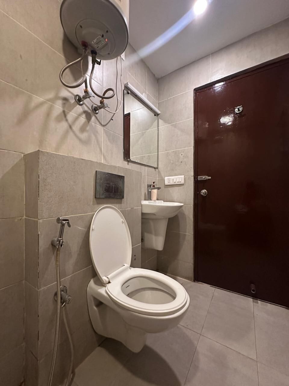 Deluxe Double Room | Bathroom | Combined shower/tub, free toiletries, slippers, towels