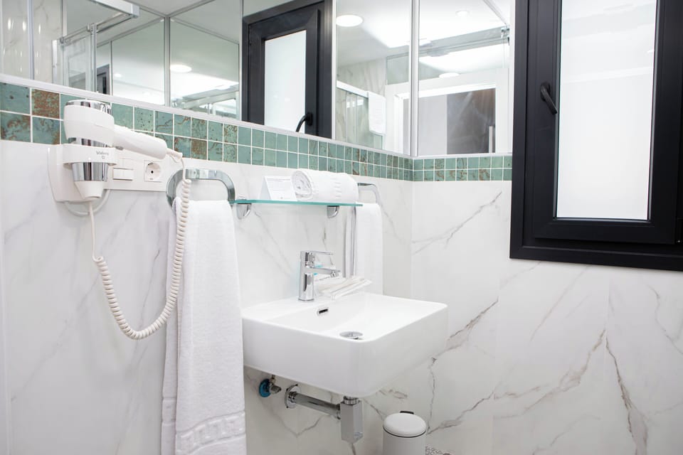 Comfort Double Room, 1 Queen Bed, Non Smoking | Bathroom | Shower, free toiletries, hair dryer, towels