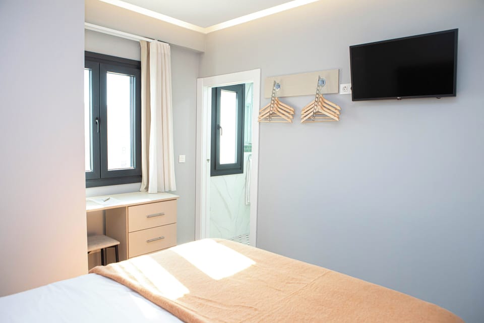 Comfort Double Room, 1 Queen Bed, Non Smoking | Memory foam beds, desk, laptop workspace, WiFi (free)
