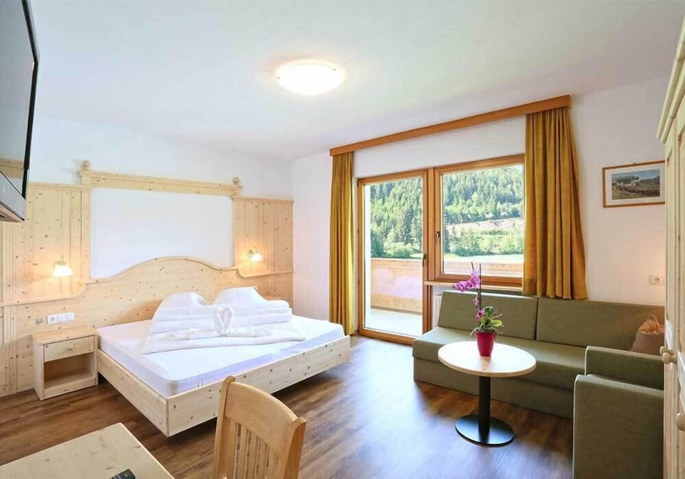 Basic Double Room, Balcony | In-room safe, desk, WiFi (free)