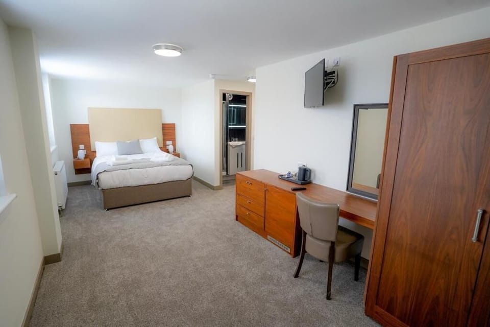 Family Room | Desk, free WiFi