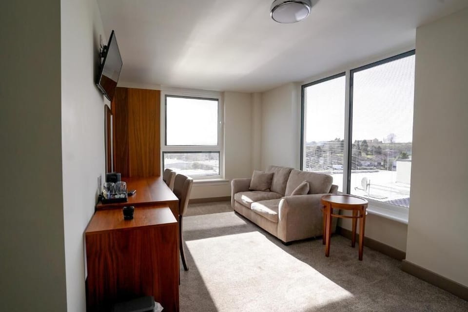 Family Room | Desk, free WiFi