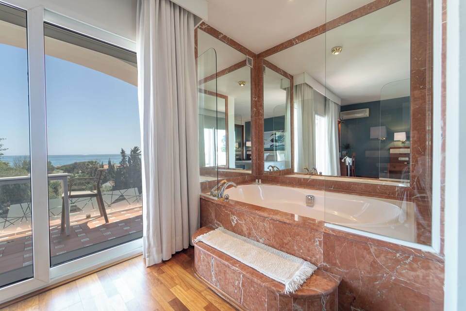 Superior Suite, Sea View | Bathroom | Free toiletries, hair dryer, towels, soap