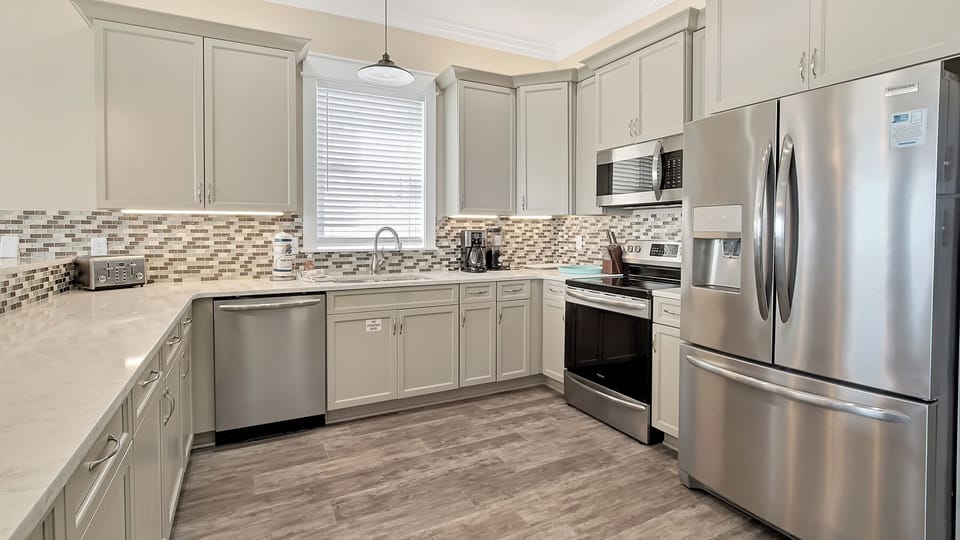 Main Living, Kitchen and Dining Area
