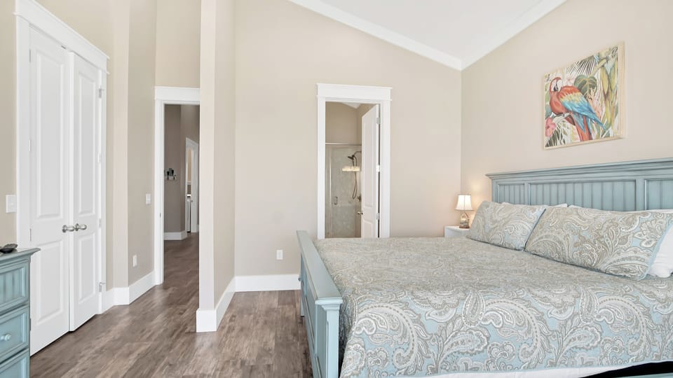 3rd Floor King Room with Private En-suite and Walk-out Balcony